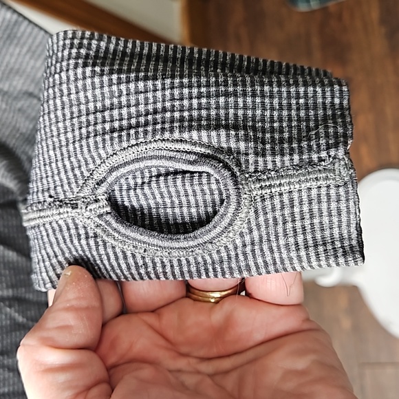 Women's Lululemon Size 4 Swiftly Tech Black/Grey Stripe Thumbholes - Picture 5 of 5